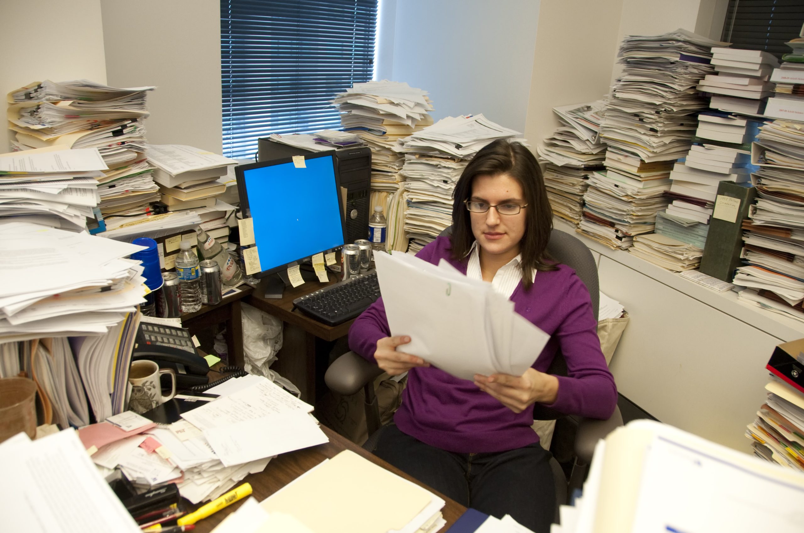 Attractive,Young,Woman,Executive,At,Work,In,A,Very,Messy